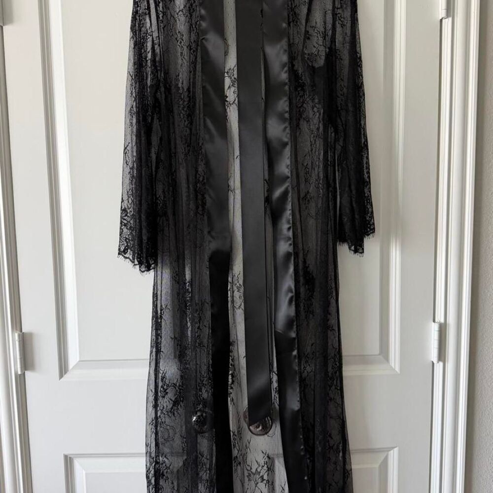 NWOT Women's Black Robe Lace Kimono Floral Long Sleeve Gothic Witchy Lingerie M